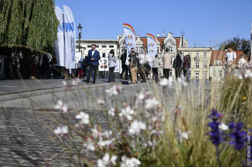 Wernisaż plenerowej wystawy prac studentów designu na Moście Staromiejskim w Bydgoszczy.